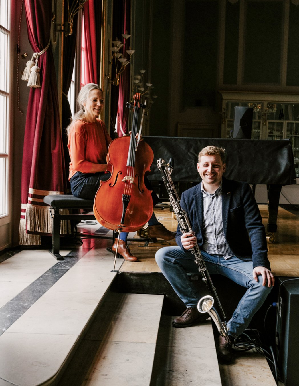 Die Musiker Veronika Zucker und Martin Möhler posieren für ein Porträt mit ihren Instrumenten.