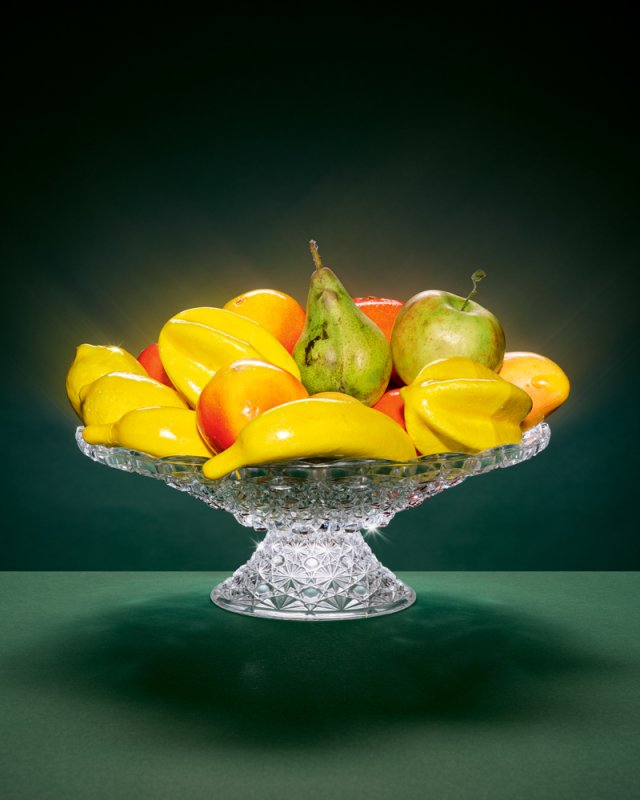 Eine Glasschale voller Obst aus Plastik.