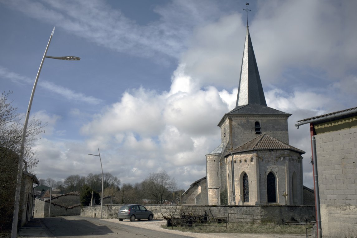 Blick auf die Kirche von Bure. Die Straßenlaterne im Bild ist ein Symbol für die Geldflut in Bure
