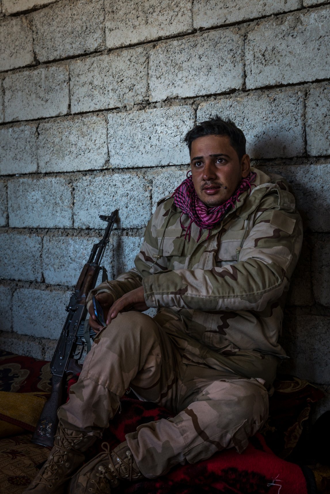 <p>SCHUTZ<br />
Ein Soldat sucht in einem verlassenen Haus Deckung vor dem Feuer der IS-Heckenschützen</p>
