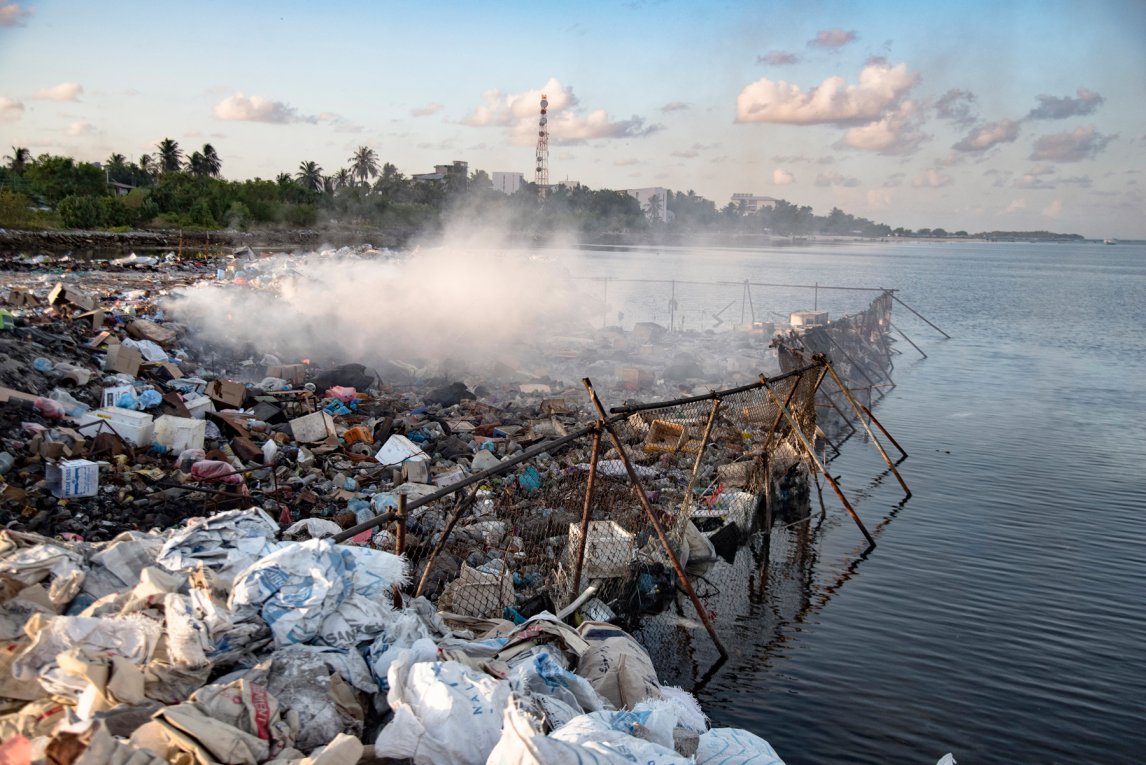 Der Müllberg wächst so schnell, dass die Arbeiter nicht mit dem Verbrennen hinterherkommen. Deshalb entstehen eingezäunte Müllteppiche im Wasser, wie auf Maafushi
