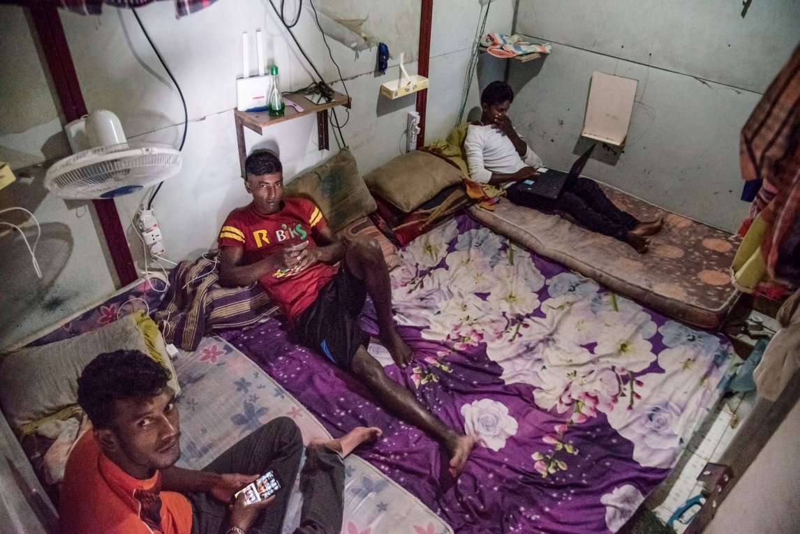 Die meisten der Bangladescher bleiben das ganze Jahr auf Thilafushi. Kontakt in die Heimat halten sie mit dem Smartphone
