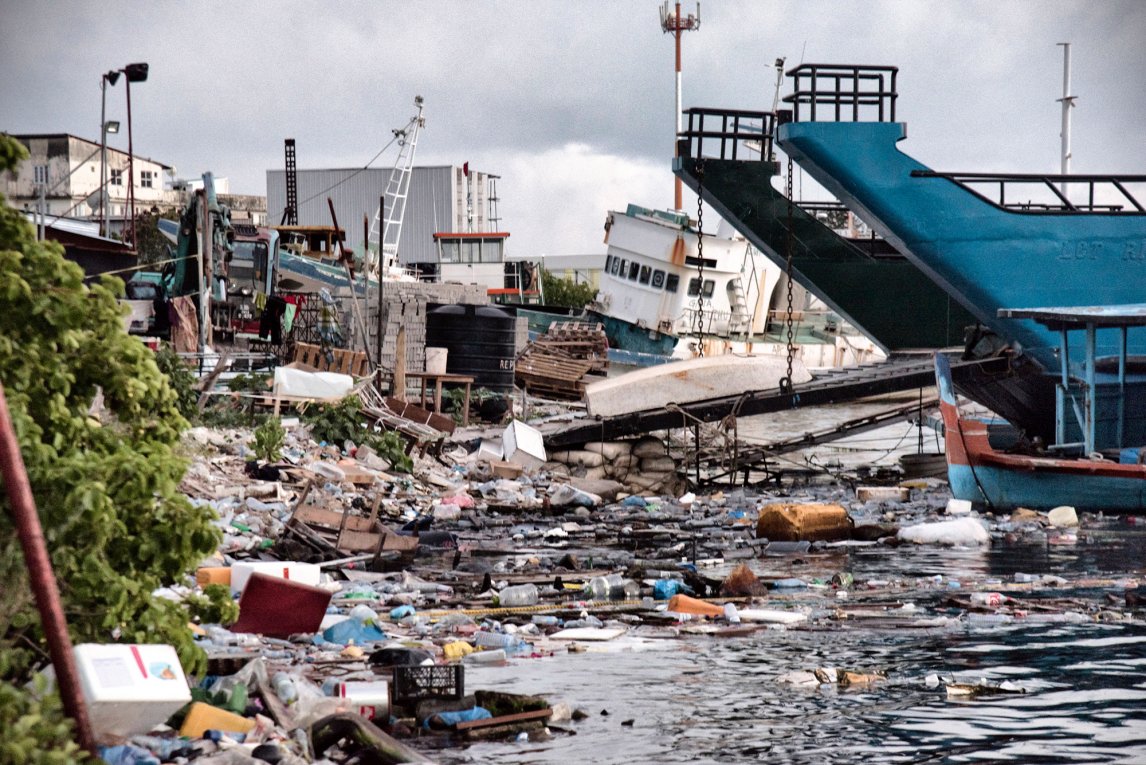 Täglich werden auf Thilafushi bis zu 600 Tonnen Abfälle angeliefert. Die Lagune ist zugleich ein Schiffsfriedhof

