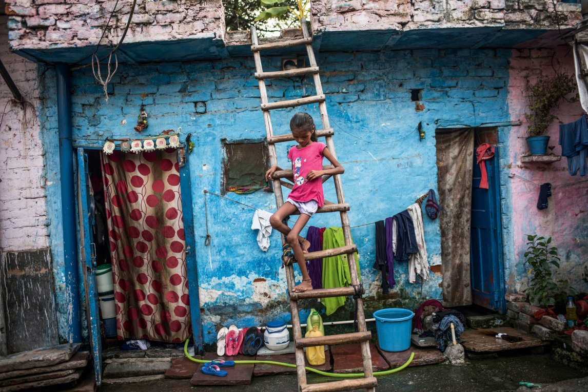 <p>HAUT UND KNOCHEN<br />
Ein Mädchen in einem Slum in Neu-Delhi – Durchfall hat es ausgezehrt</p>
