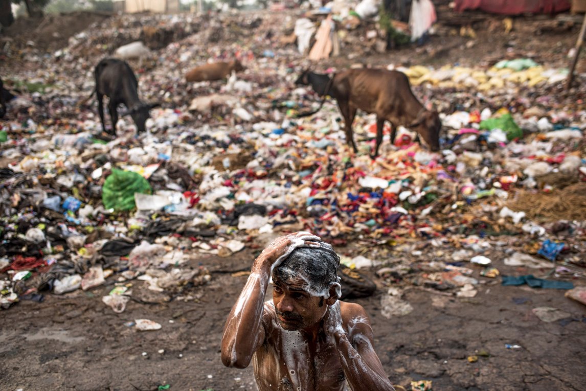 <p>EIN BAD IM MÜLL<br />
Ein Mann wäscht sich in einem Slum in Neu-Dehli</p>
