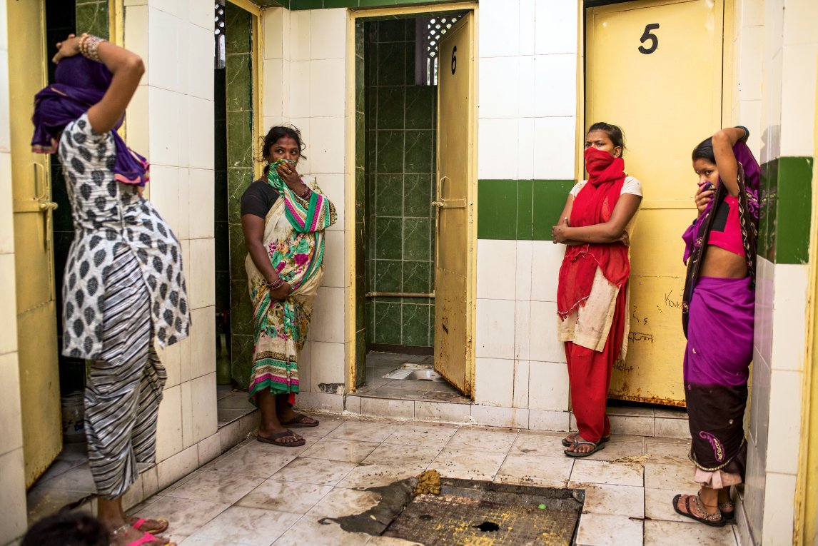 WARTEZEIT
Neu-Delhi: Vier junge Frauen stehen an, weil nur ein Klo funktioniert
