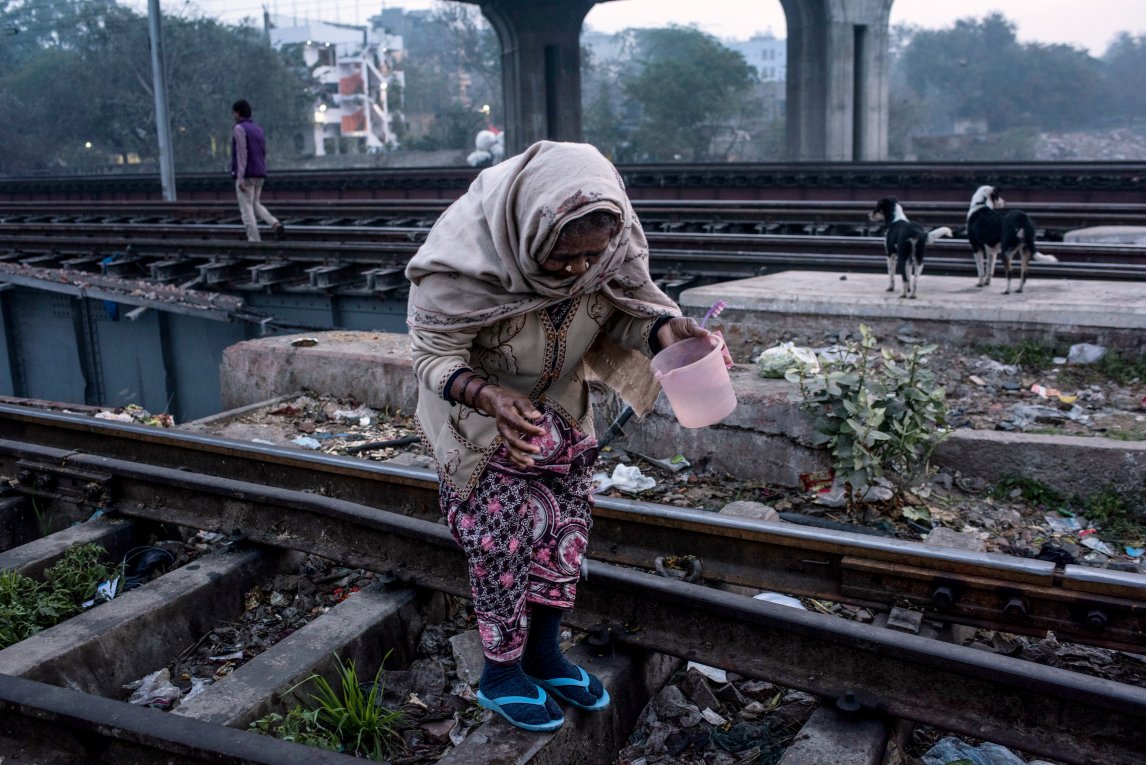 <p>MORGENTOILETTE<br />
In der indischen Stadt Nizamuddin sucht eine Frau nach einem ruhigen Ort</p>
