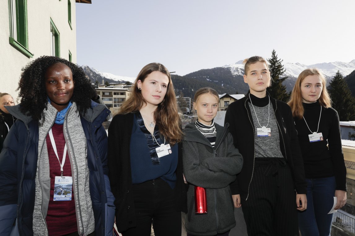 Die Klimaaktivistinnen Vanessa Nakate, Luisa Neubauer, Greta Thunberg, Isabelle Axelsson and Loukina Tille gaben diesen Januar zusammen eine Pressekonferenz beim Weltwirtschaftsforum in Davos. Die Presseagentur AP verbreitete dieses Foto – allerdings schnitt sie Vanessa Nakate ganz links ab
