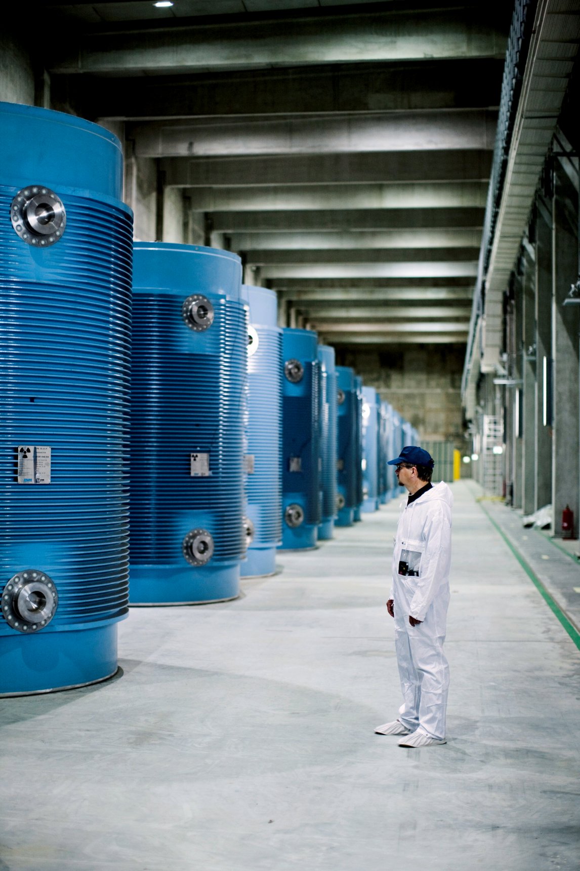 <p>SCHWERES ERBE Ein Mitarbeiter des Zwischenlagers Lubmin steht vor leeren Castorbehältern. Mit Atommüll gefüllt wiegen sie 110 Tonnen</p>
