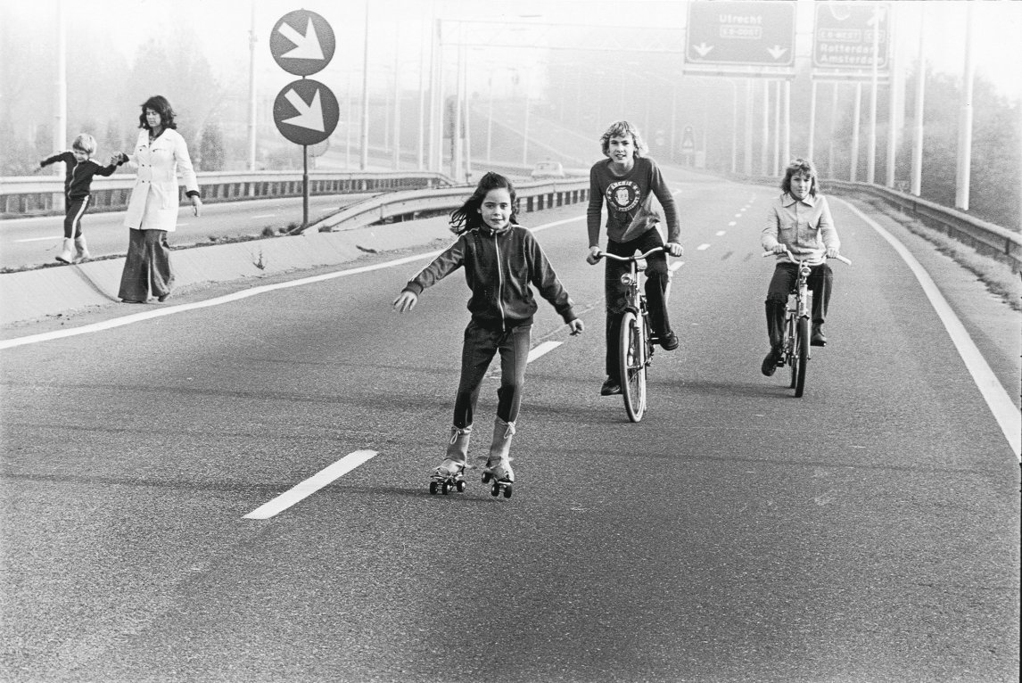 ES WAR EINMAL 1973, während der Ölkrise, galt an Sonntagen in mehreren Ländern Europas Fahrverbot und die Kinder eroberten die Autobahnen für sich
