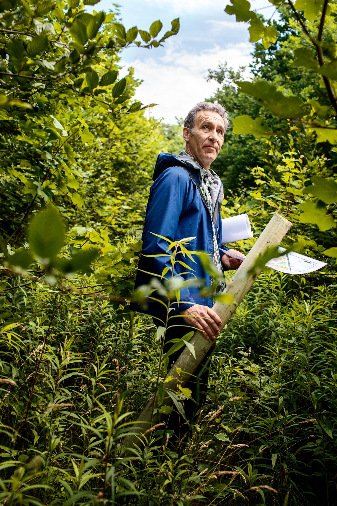 <p>WALDARBEITER<br />
Jürgen Bauhus, Professor für Waldbau an der Universität Freiburg, hat nahe der Stadt ein Versuchswäldchen angelegt.</p>
