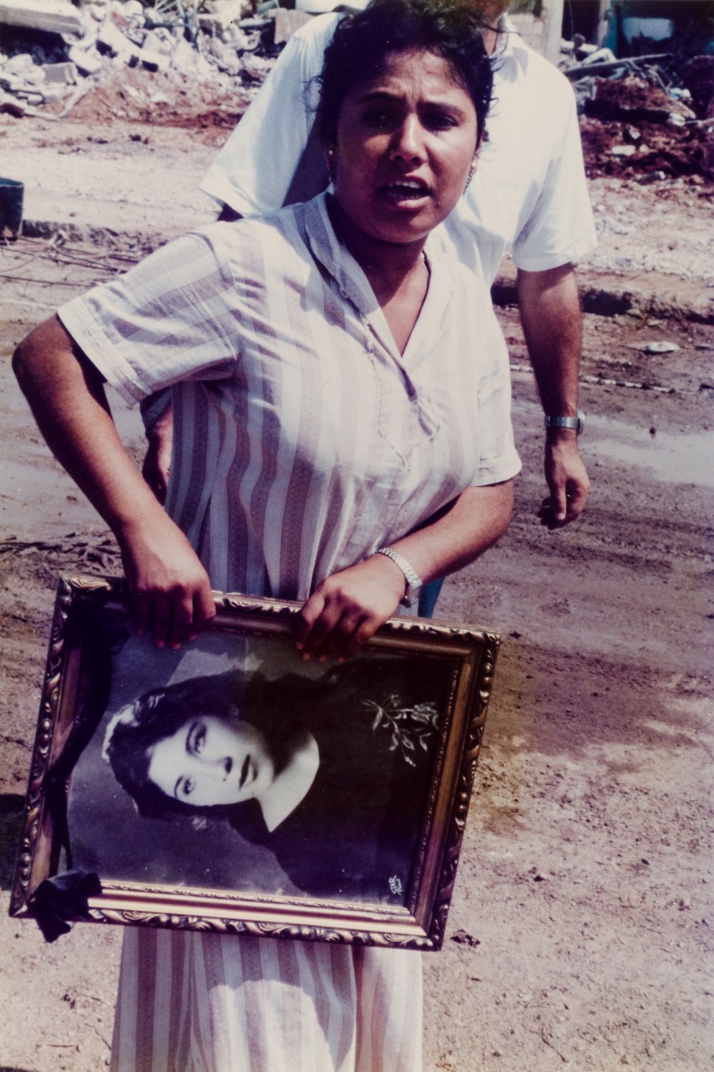Nach dem Massaker von Schatila, Überlebende mit dem Foto einer Angehörigen
