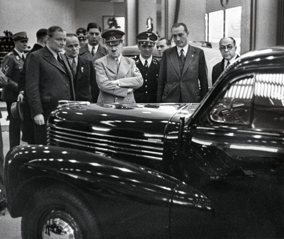 SCHAUSPIEL Adolf Hitler beim Besuch der Internationalen Automobilausstellung IAA 1939
