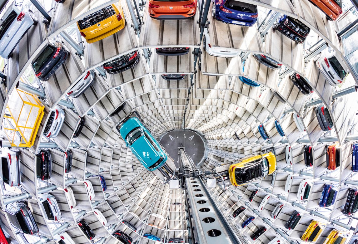 PS-PALAST In der VW-Autostadt warten fabrikneue Fahrzeuge auf Selbstabholer
