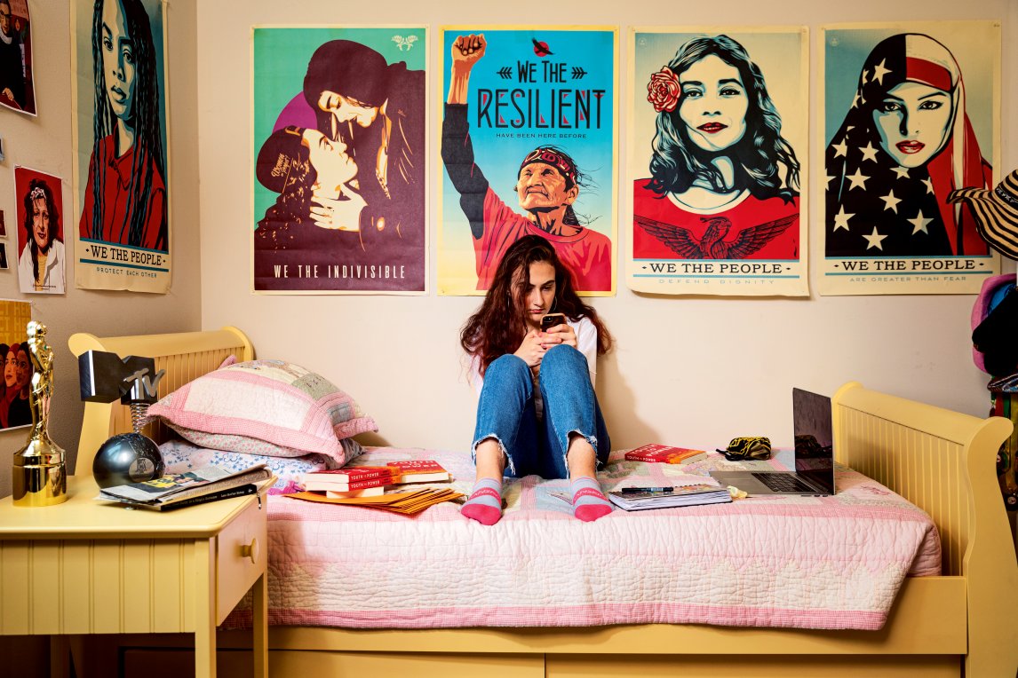 HOME ALONE
Die 18-jährige Umweltaktivistin Jamie Margolin aus Seattle in ihrem Zimmer. Wegen der Coronakrise organisiert sie ihren Kampf gegen die Klimakrise und für faire Wahlen weitgehend von zu Hause aus
