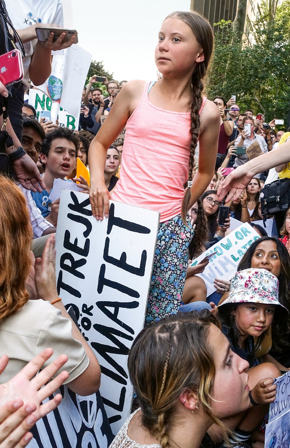 <p>HAUPTFIGUR<br />
In New York, wo sie vor den UN ihre berühmte „How dare you“-Rede hielt, zog Greta mit der Bewegung Fridays for Future protestierend durch die Straßen</p>
