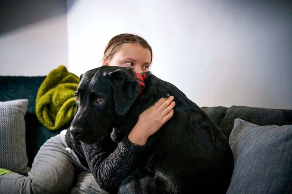 WEGGEFÄHRTIN
Kraft tankt Greta in ihrer Freizeit mit Labradorhündin Roxy, Familie Thunberg besitzt außerdem noch einen Golden Retriever namens Moses
