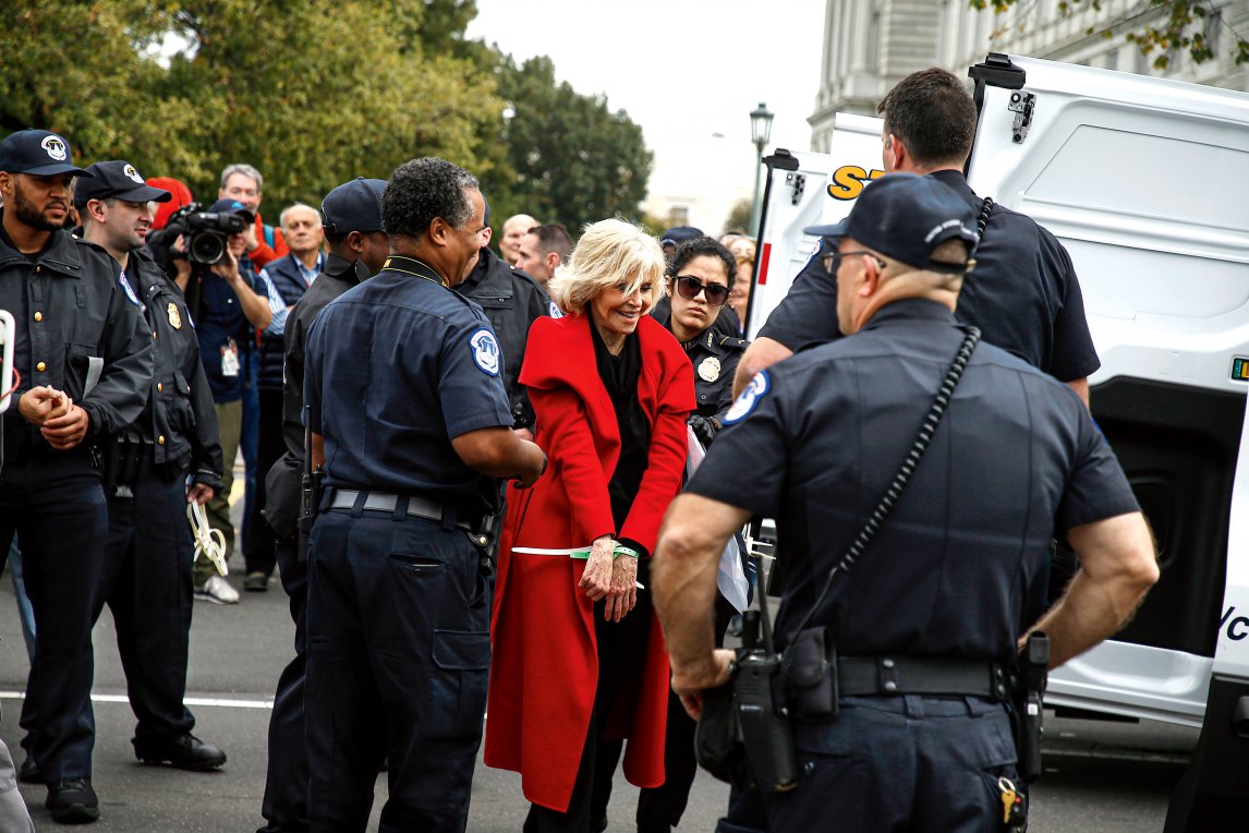 UNBEUGSAM
Auch Schauspielerin Jane Fonda, 82, die hier bei einer Klimademo in Washington verhaftet wird, ist noch immer ganz vorne mit dabei
