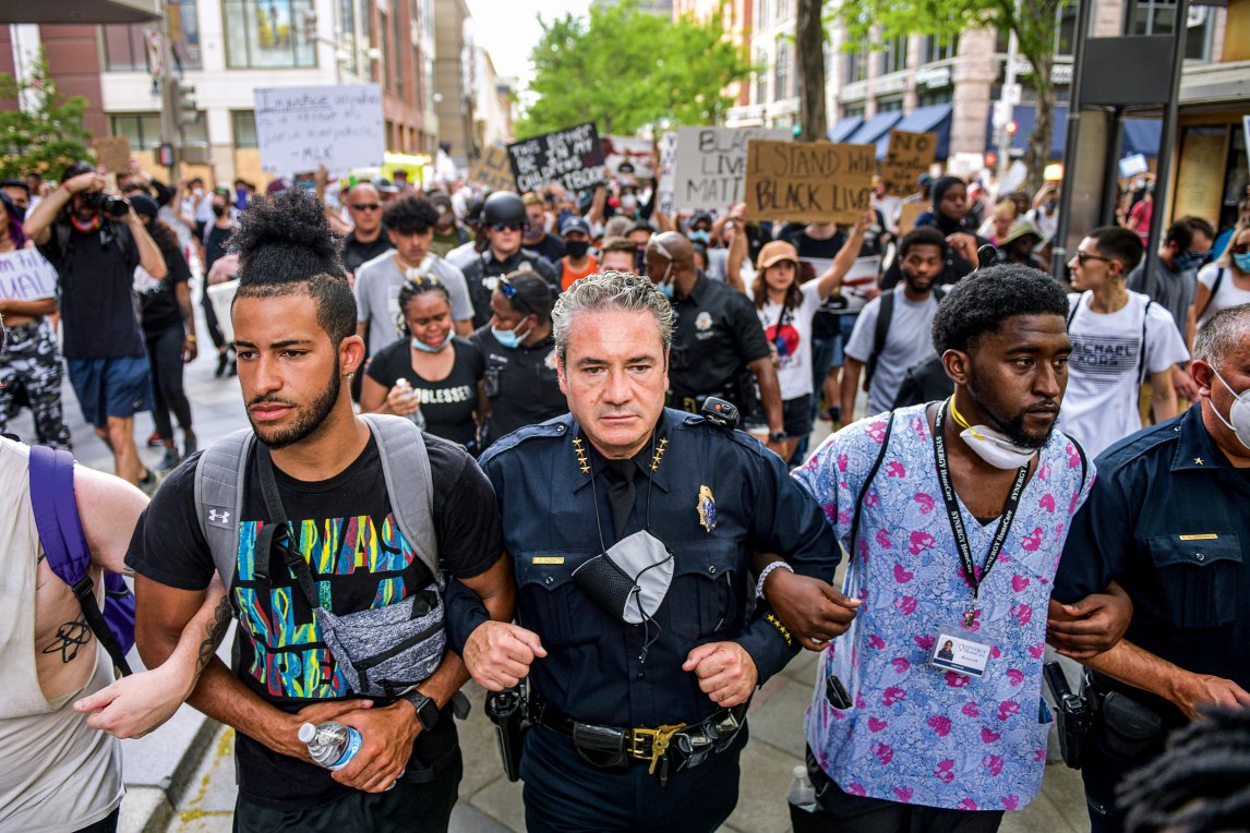 ARM IN ARM
Wenige Tage nach dem Tod von George Floyd, der im Polizeigewahrsam erstickte, solidarisieren sich Uniformierte aus Denver mit den „Black Lives Matter“-Demonstranten. Mittendrin: Polizeichef Paul Pazen
