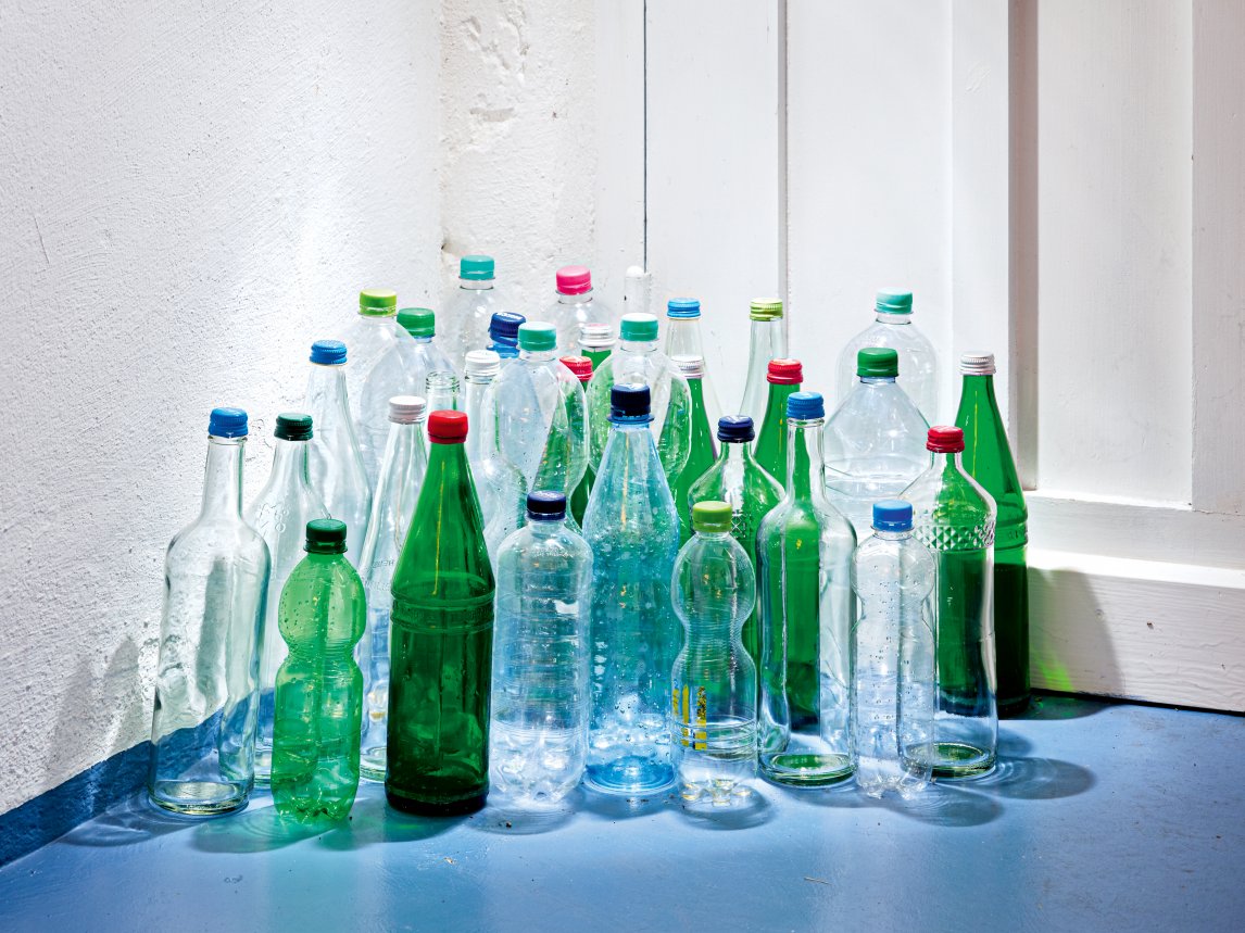 WASSERHAUSHALT
Ein großes Minus in der Ökobilanz: die Verpackung. Mehr als die Hälfte der Wasserflaschen sind aus Plastik und werden nur einmal befüllt
