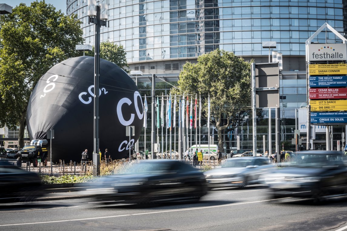 <p>Vor der Automesse IAA in Frankfurt visualisierte Greenpeace 2019 den CO<sub>2</sub>-Ausstoß eines Geländewagens: Der Ballon, den die Aktivisten hinter einen Truck hängten, würde etwa zehn Tonnen CO<sub>2</sub> fassen – so viel wie gängige SUV-Modelle über etwa 10.000 Kilometer ausstoßen.</p>
