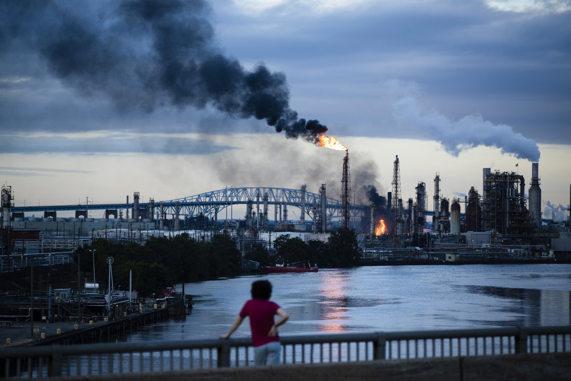 <p>Im Juni 2019 brannte in der Ostküstenmetropole Philadelphia die größte Ölraffinerie des Landes</p>
