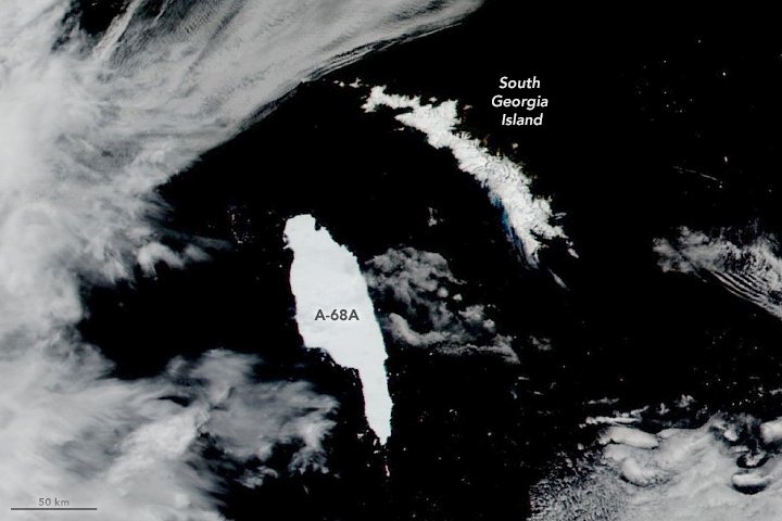 <p>Dieses Bild nahm der Erdbeobachtungsatellit Terra der NASA am 14. Dezember auf. Inzwischen ist der Eisberg in mehrere Teile zerbrochen, er bleibt aber weiter gefährlich für die kleine Insel</p>
