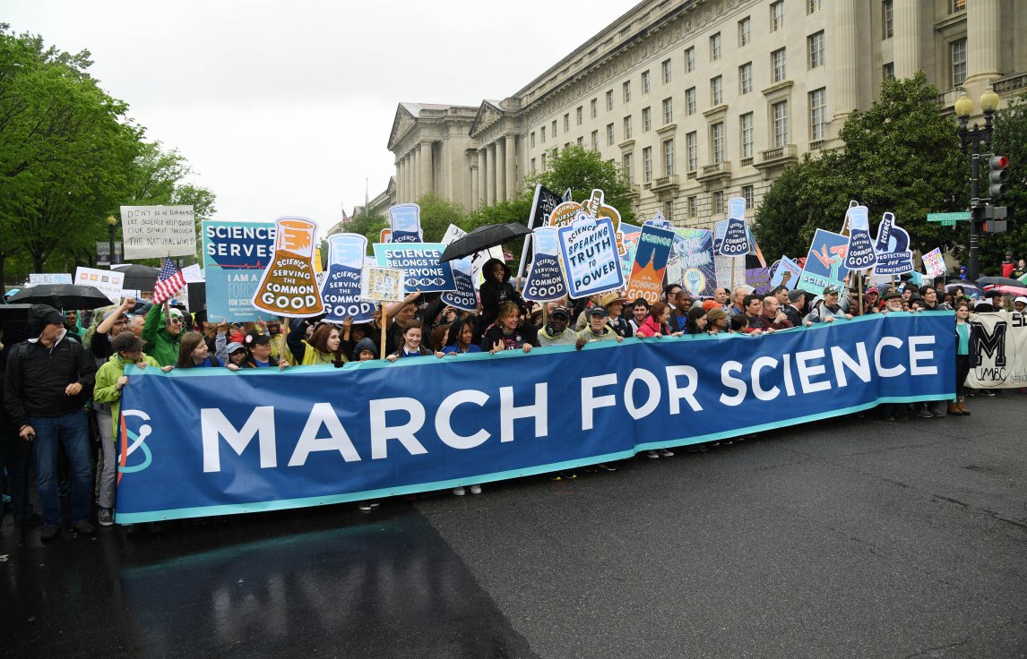 <p><span><span>Beim March for Science demonstrierten Menschen für die Anerkennung von wissenschaftlichen Erkenntnissen. Die Großdemonstration fand zum ersten Mal am 22. April 2017 in mehr als 600 Städten quer durch alle Zeitzonen statt, die Hauptveranstaltung </span></span>war in Washington, D.C.</p>
