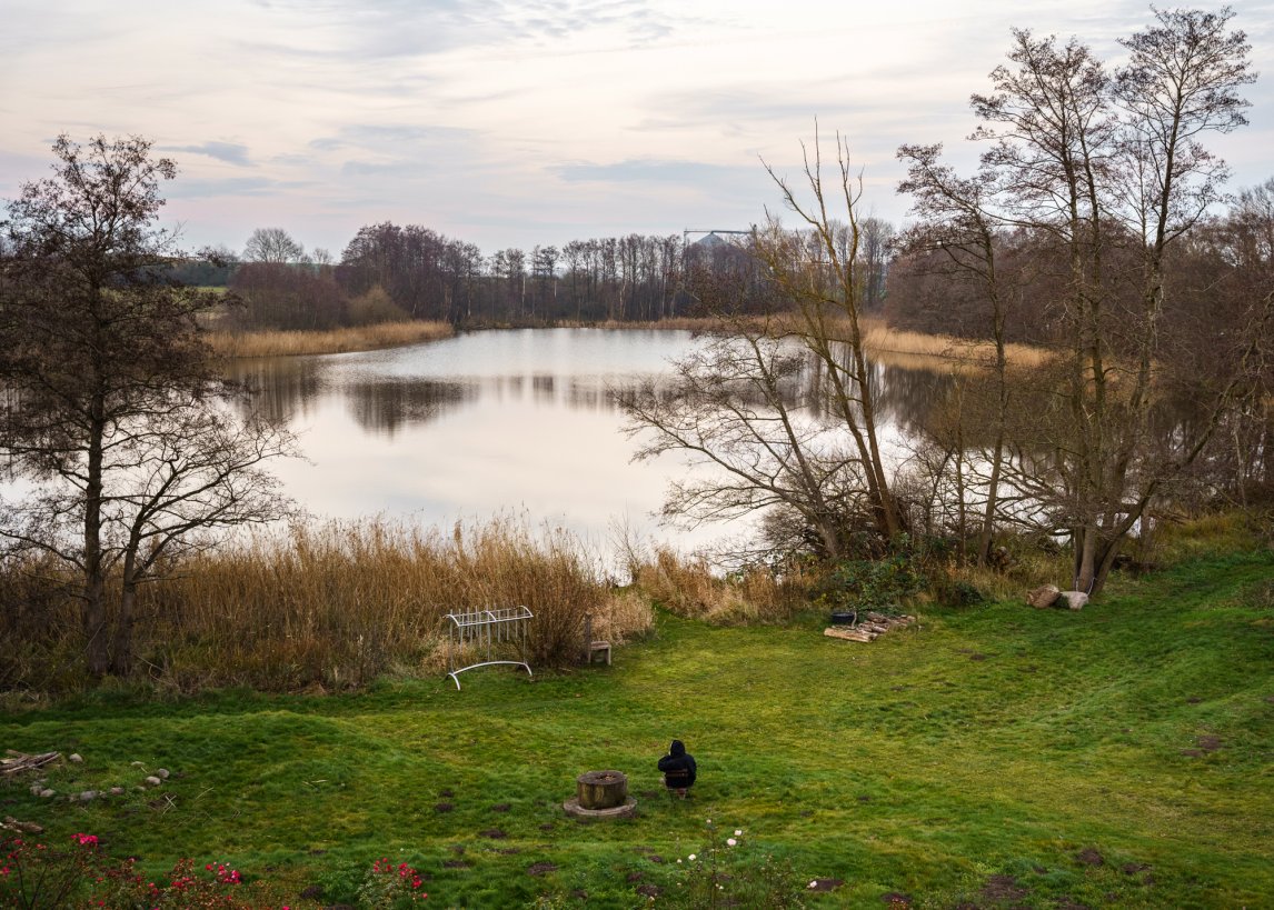 <p>Ein See zum Träumen. Direkt am Ufer liegen Wiesen und kleine bebaute Felder, auch die Dorfschule ist nicht weit entfernt</p>
