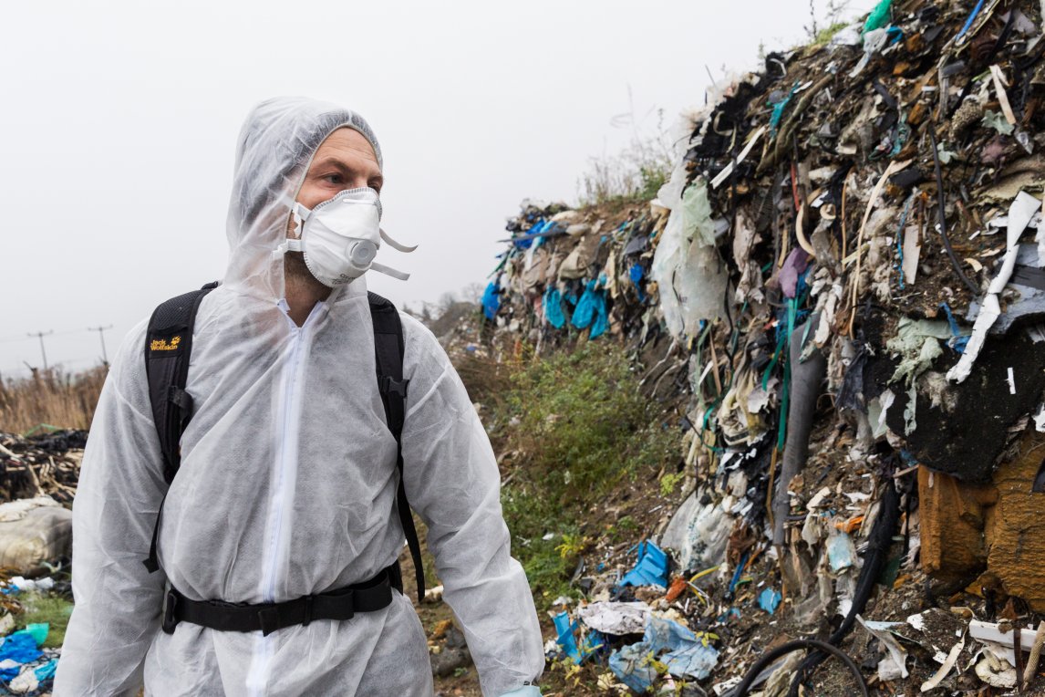 <p>AUFGETÜRMT Die Reporter entdecken Tausende Tonnen illegal abgeladenen Müll </p>
