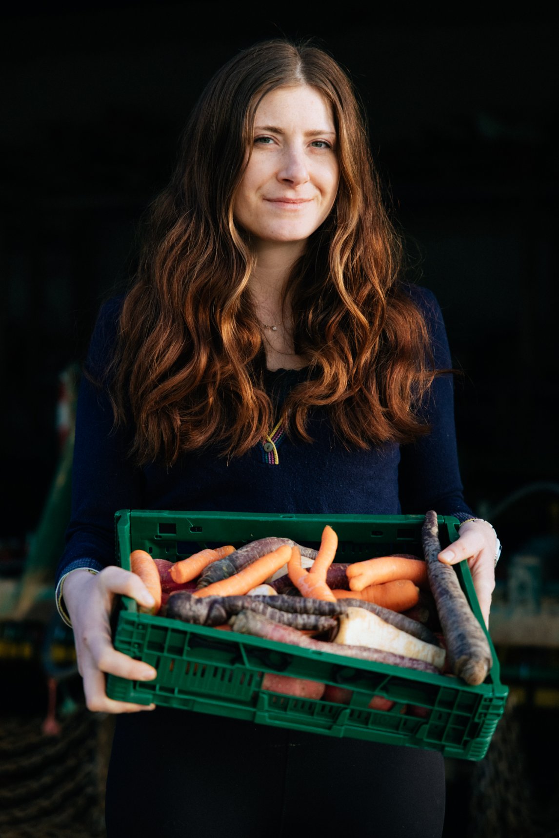 <p>EIN HOCH AUF DIE VIELFALT Biobäuerin Barbara Knötzinger zeigt ihre Gemüseernte. Krumme Karotten, wie ihre, kommen selten in den Handel</p>
