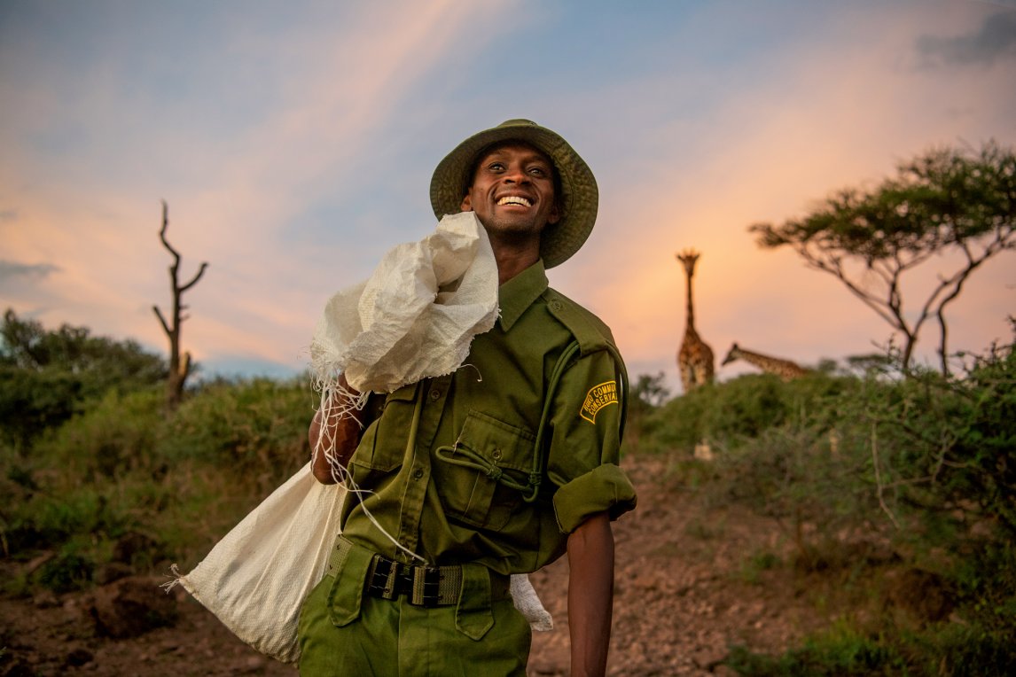 <p>GIRAFFENFLÜSTERER So wird Ranger Mike Parkei genannt. „Das gemeinschaftliche Naturschutzgebiet und die Giraffen haben uns Frieden geschenkt“, sagt Parkei</p>
