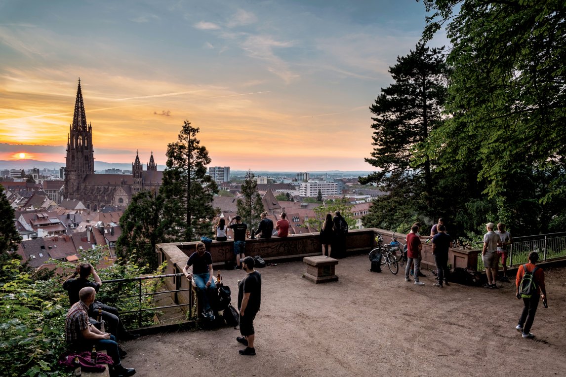 SITZEN WIE IN EINER ANSICHTSKARTE
Vom Schlossberg aus hat man den perfekten Blick auf das Freiburger Münster und die ganze Stadt. Die Anziehungskraft der für seine grüne Lebensart berühmten Metropole treibt die Region an die Grenzen des Wachstums
