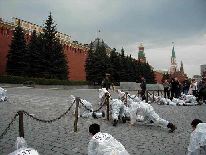 <p>Aktivistinnen und Aktivisten von Ecodefense bei einer Anti-Atom-Protestaktion auf dem Roten Platz in Moskau, 2002</p>
