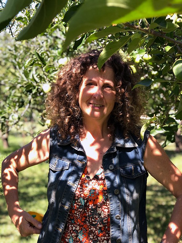 <p>Eva Mas zwischen ihren Oliven- und Zitronenbäumen</p>

