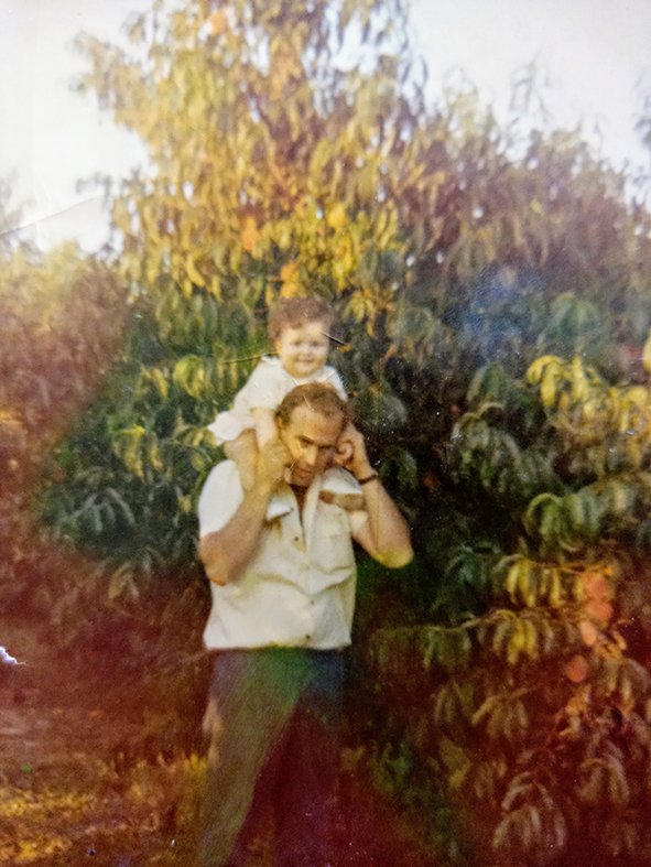 <p>Ein altes Foto zeigt Juan Mas mit Tochter Eva auf seiner Pfirsichplantage </p>

