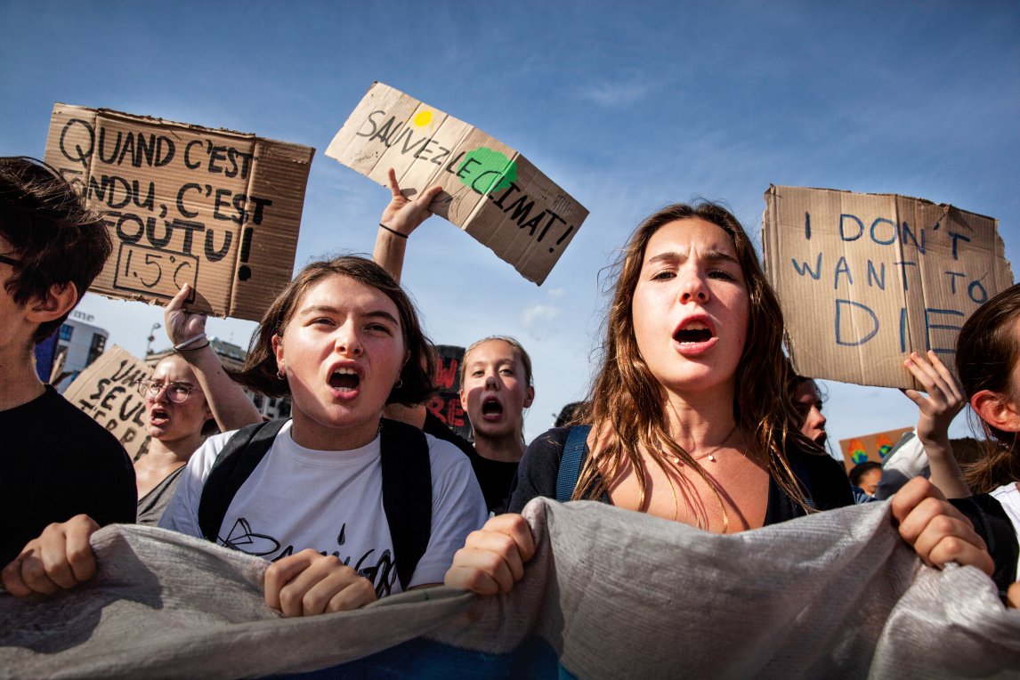STRASSENKÄMPFE 
Bei den von Fridays for Future organisierten Demos dominieren junge Frauen in europäischen Städten, hier in Genf. Die Politik, die sie kritisieren, ist dagegen noch überwiegend in Männerhand...
