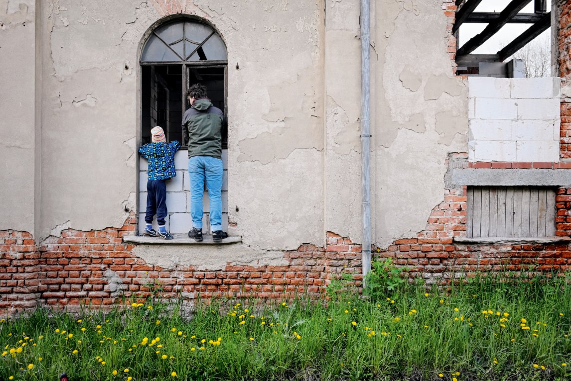 RAUM FÜR HOFFNUNGEin Vater aus Leipzig und sein Sohn blicken durch ein Fenster ins verfallene Gasthaus. Sie überlegen, nach Pödelwitz zu ziehen. Ob das klappt, erzählen wir ein anderes Mal
