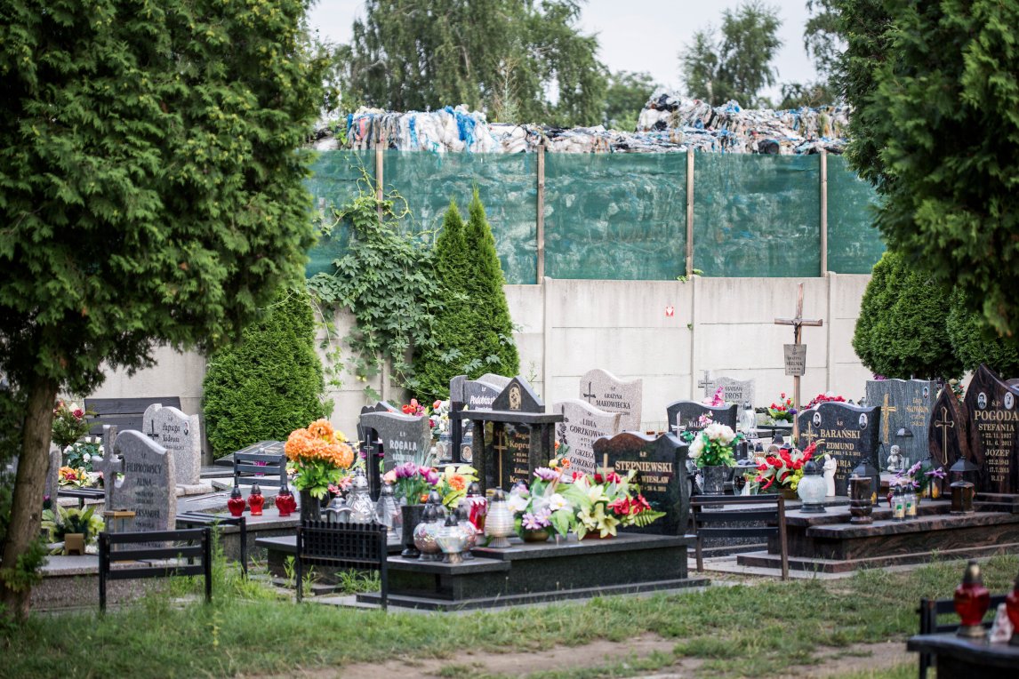 STILLE ZEUGEN
Auch den Toten rückt der Müll nahe. Direkt neben dem Friedhof in Gliwice türmt sich ein illegaler Müllberg. In einer aktuellen Studie schätzt die Europäische Kommission den Jahresumsatz, der EU-weit mit illegaler Müllentsorgung erzielt wird, auf mehr als 15 Milliarden Euro
