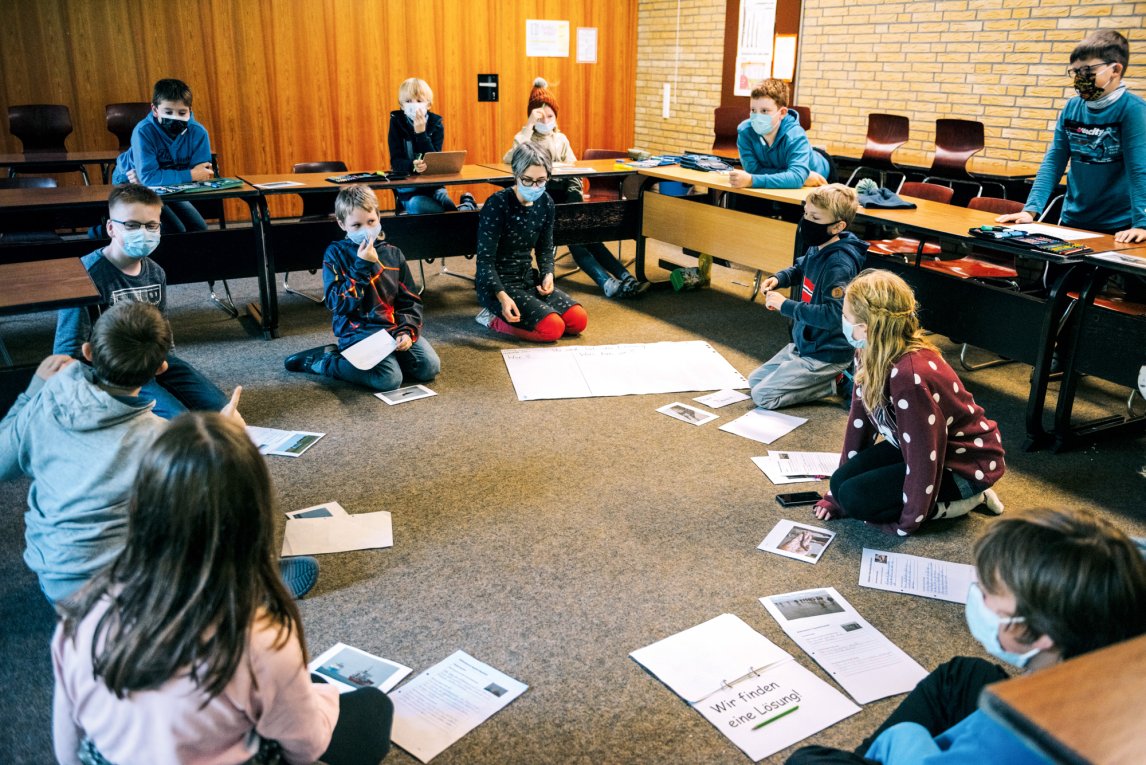 ROLLENSPIEL
„Wie können wir das Wattenmeer schützen?“ Schülerinnen und Schüler sind in Wingst in unterschiedliche Rollen geschlüpft und überlegen sich gemeinsam Lösungen

