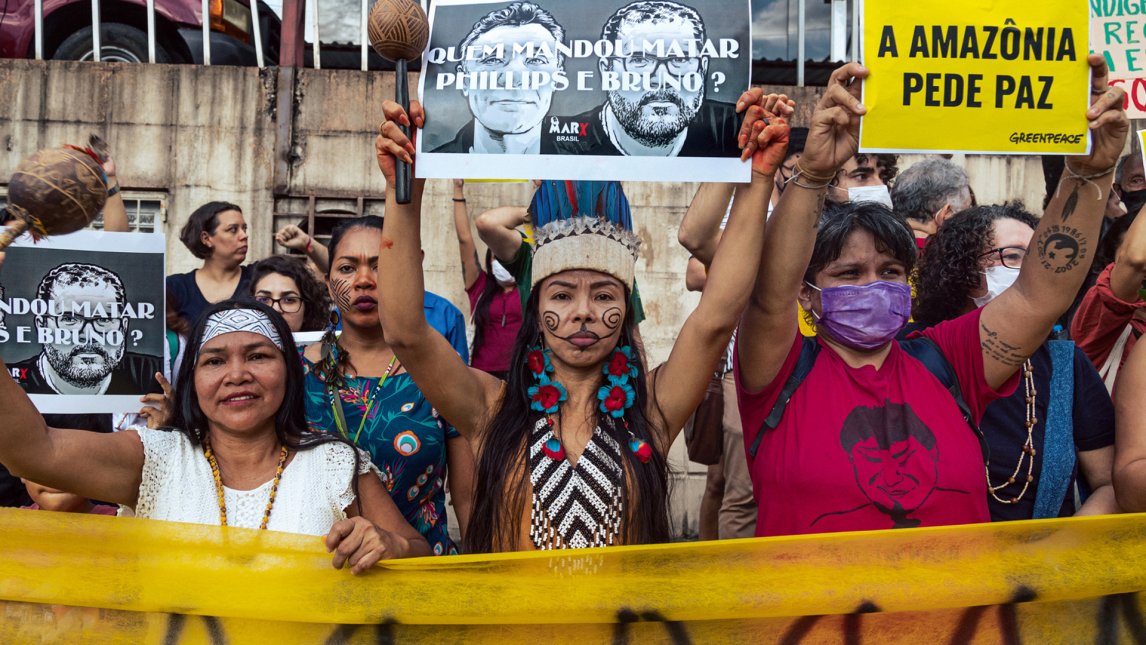 <p>VORNE DABEI<br />
Vanda Witoto bei einer Demonstration – auf dem gelben Schild rechts ist zu lesen: „Der Amazonas bittet um Frieden“</p>
