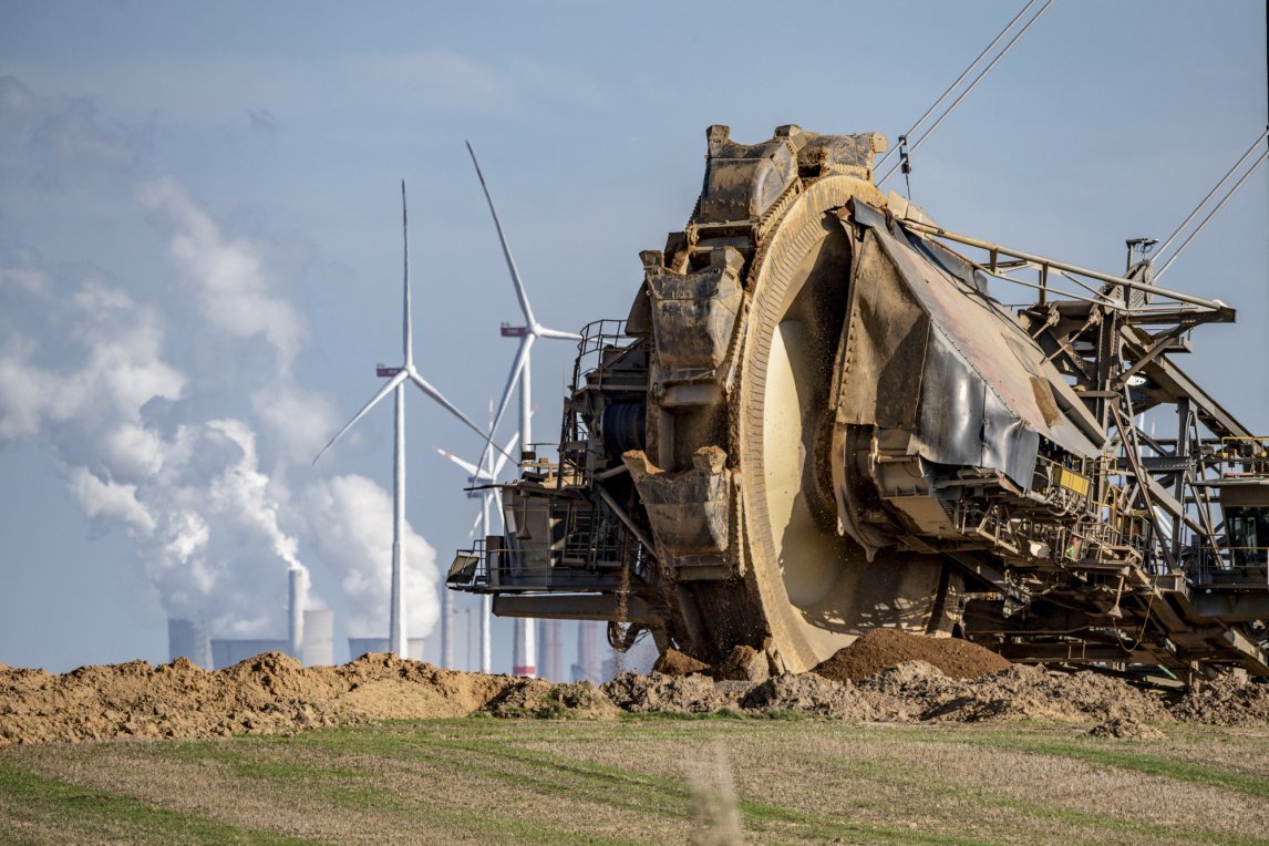 <p>Bei Garzweiler lässt RWE gerade Windräder abreißen, um Platz für den Kohleabbau zu schaffen</p>
