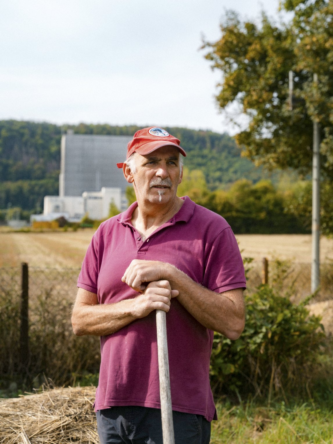 <p>Werner Zwietz arbeitete 33 Jahre im AKW Würgassen – und sieht dessen Reste von seinem Garten aus. Er hält ein Logistikzentrum hier für „Atommülltourismus“</p>
