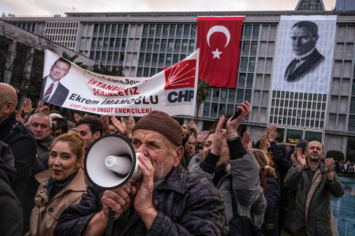 <p>Tausende protestieren vor dem Rathaus gegen die umstrittene Verurteilung des Istanbuler Bürgermeisters Ekrem İmamoğlu. Als Präsidentschaftskandidat hätte er gute Chancen.</p>
