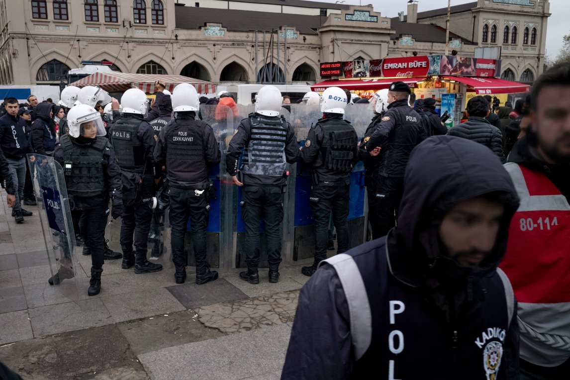 <p>Polizisten umzingeln friedlich Protestierende vom Bündnis „Verteidiger des Nordwaldes“ auf einem Platz im Istanbuler Stadtteil Kadıköy</p>
