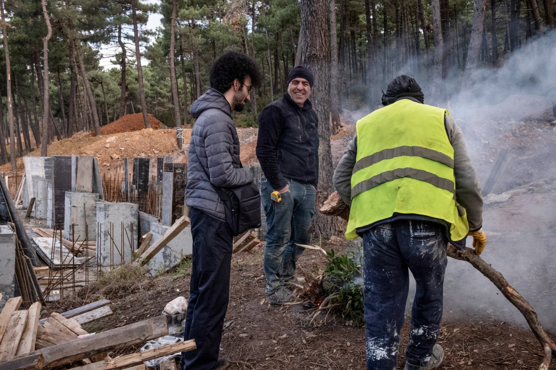 <p>Bauarbeiter errichten im Wald riesige Parkanlagen, Prestigeprojekte von Erdoğan. Ahmet Taha Türk spricht sie vor Ort auf die Zerstörung an</p>
