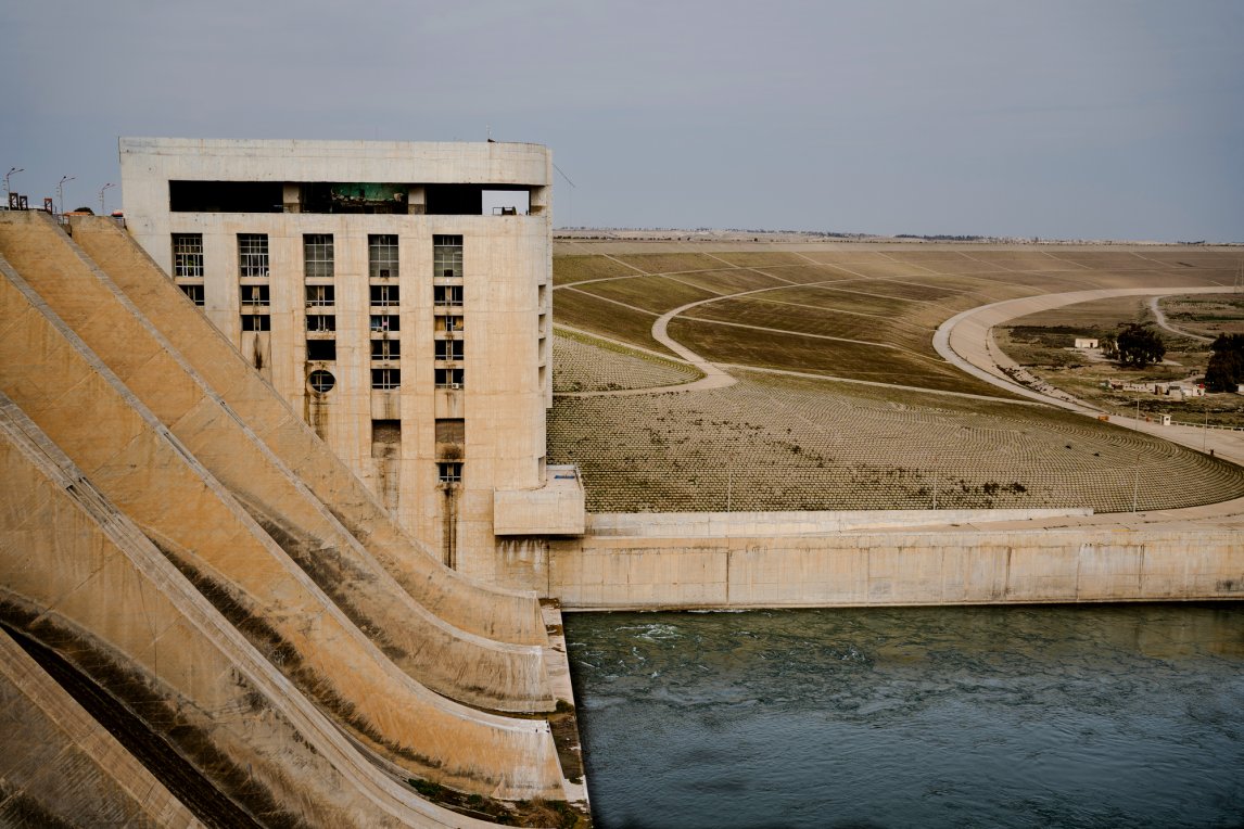 <p>BETONMONUMENT Den Euphrat-Damm am Assad-See durchströmten einst große Wassermengen, heute fließt dort oft nur noch ein Rinnsal</p>
