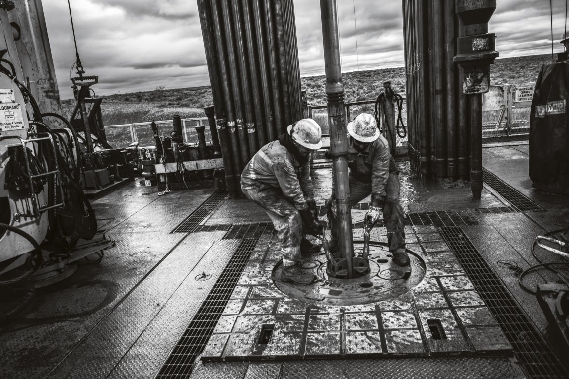 <p>Shell-Arbeiter beim Ansetzen eines Bohrers: Vom Frackingturm aus geht es vertikal fast drei Kilometer in die Tiefe, anschließend verläuft die Bohrung in horizontaler Richtung. Damit Öl und Gas gefördert werden können, wird das Gestein durch Druck aufgesprengt.</p>
