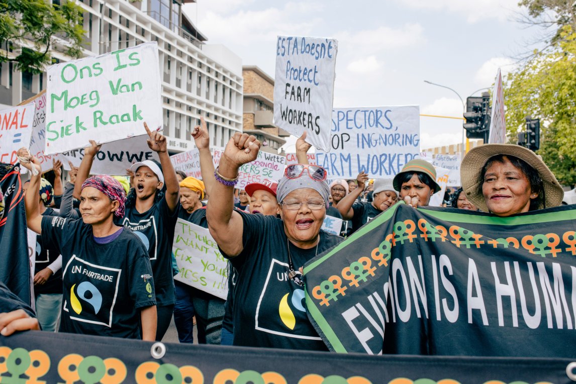 <p>LAUTSTARKER PROTEST Zwar gibt es auf den FairtradeFarmen Verbesserungen, doch in den Augen der Arbeiterinnen reichen diese nicht aus. In Paarl nordöstlich von Kapstadt protestieren sie Anfang des Jahres für bessere Kontrollen auf den Weingütern.</p>
