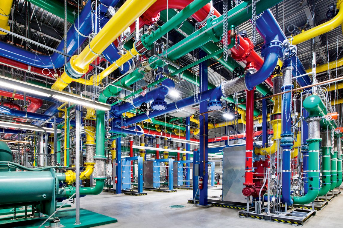 <p>KÜHLKREISLAUF Sein Rechenzentrum in The Dalles, Oregon, hat Google nicht nur aus optischen Gründen in den Firmenfarben angemalt: In den blauen Rohren fließt kaltes, in den roten warmes Wasser</p>
